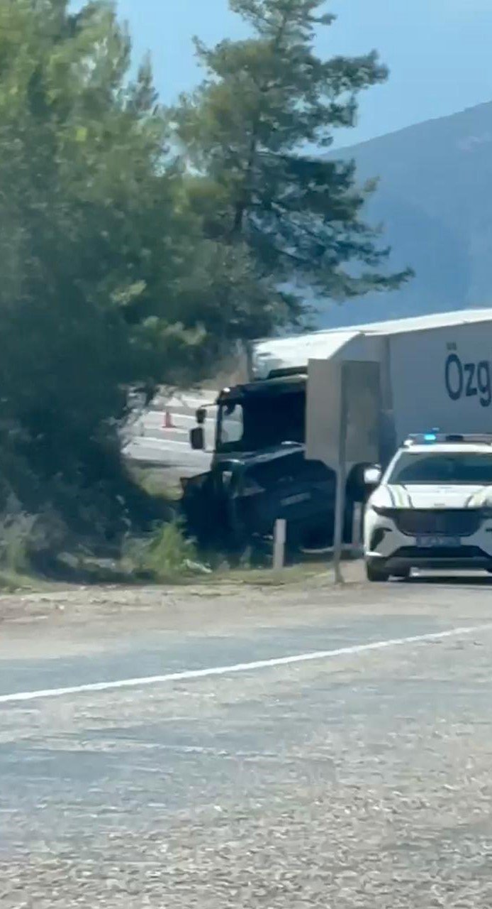 Cip İle Kamyon Kafa Kafaya Çarpıştı: Çinli Turist Hayatını Kaybetti