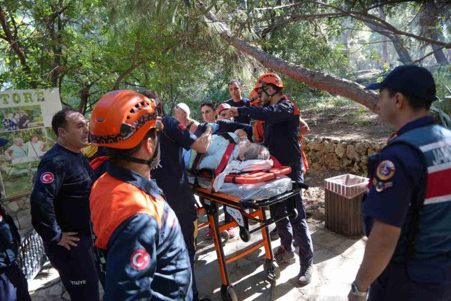 Şelaleyi Gezerken 6 Metrelik Yamaçtan Düşüp Mahsur Kaldı, Ekipler Tarafından Kurtarıldı