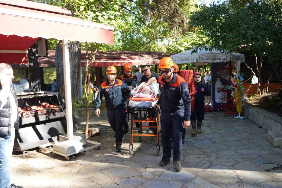 Şelaleyi Gezerken 6 Metrelik Yamaçtan Düşüp Mahsur Kaldı, Ekipler Tarafından Kurtarıldı