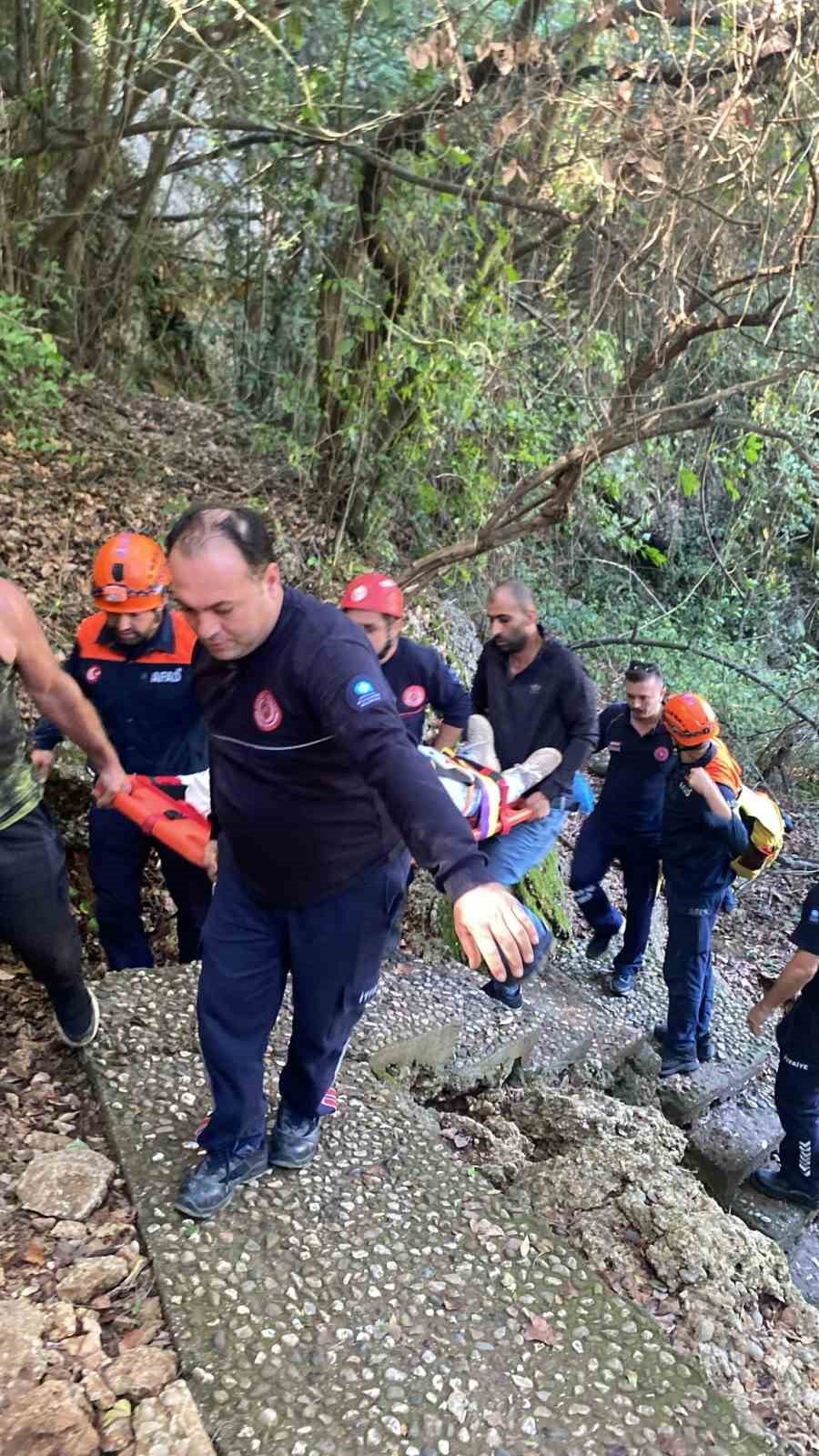 Şelaleyi Gezerken 6 Metrelik Yamaçtan Düşüp Mahsur Kaldı, Ekipler Tarafından Kurtarıldı