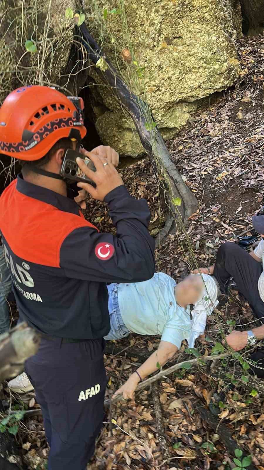 Şelaleyi Gezerken 6 Metrelik Yamaçtan Düşüp Mahsur Kaldı, Ekipler Tarafından Kurtarıldı