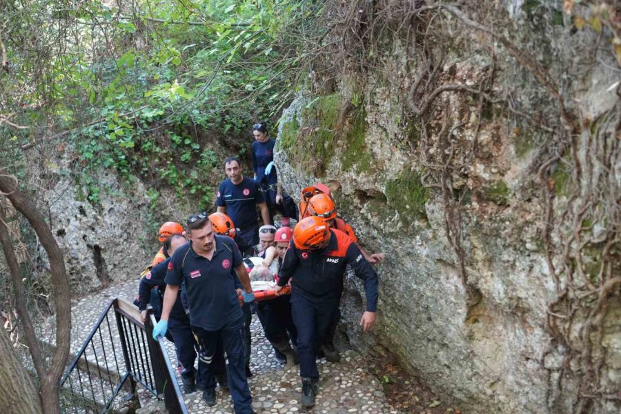 Şelaleyi Gezerken 6 Metrelik Yamaçtan Düşüp Mahsur Kaldı, Ekipler Tarafından Kurtarıldı