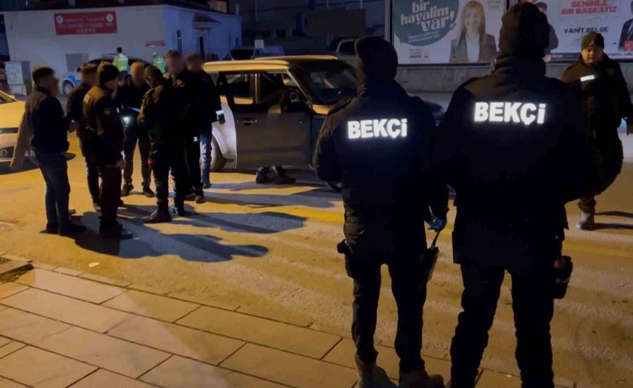 Aksaray Polisinden Şok Uygulama: Araçlan Ve Şahıslar Didik Didik Arandı