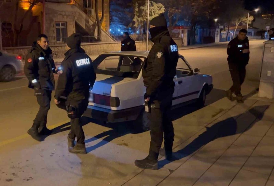 Aksaray Polisinden Şok Uygulama: Araçlan Ve Şahıslar Didik Didik Arandı