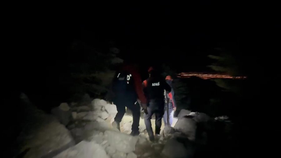 Bin 835 Rakımlı Zirvede Mahsur Kalan Birisi Yaralı 2 Kişi 14 Saatlik Operasyonla Kurtarıldı