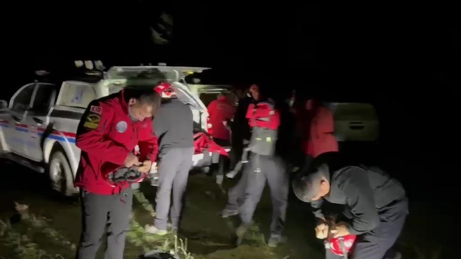 Bin 835 Rakımlı Zirvede Mahsur Kalan Birisi Yaralı 2 Kişi 14 Saatlik Operasyonla Kurtarıldı