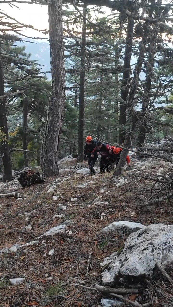 Bin 835 Rakımlı Zirvede Mahsur Kalan Birisi Yaralı 2 Kişi 14 Saatlik Operasyonla Kurtarıldı