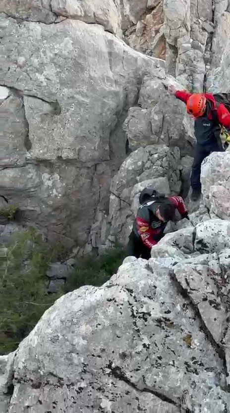 Bin 835 Rakımlı Zirvede Mahsur Kalan Birisi Yaralı 2 Kişi 14 Saatlik Operasyonla Kurtarıldı