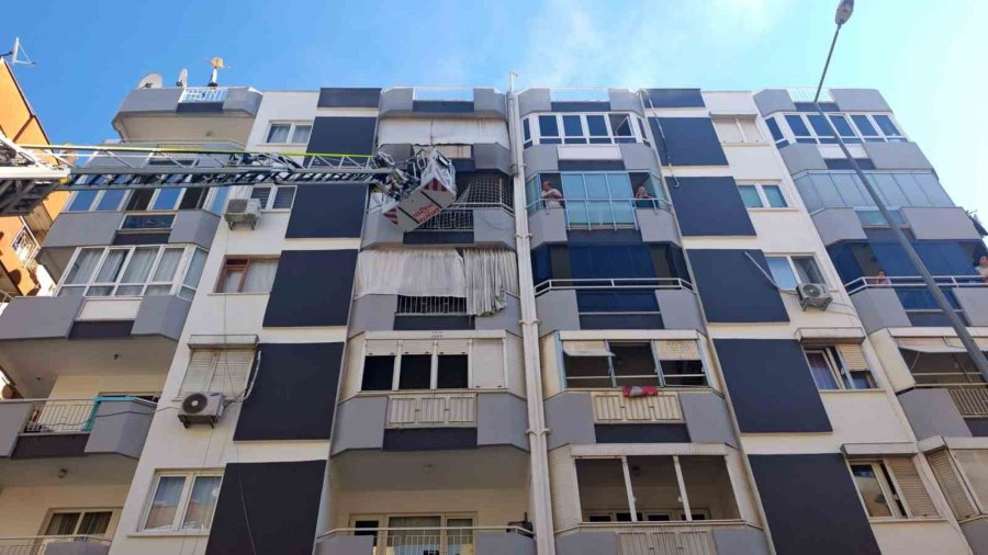 Antalya’da 6 Katlı Binanın 5’inci Katında Yangın
