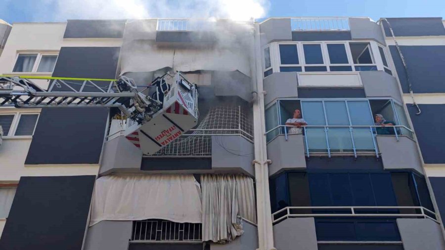 Antalya’da 6 Katlı Binanın 5’inci Katında Yangın
