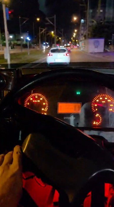 Antalya’da Patenli Çocuklar Halk Otobüsünün Arkasına Tutundu, Güvenlik Kamerasından Olayı Fark Eden Şoför O Anları Kaydetti