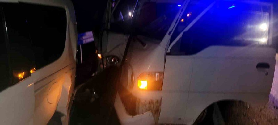 Alanya’da Kamyonet Park Halindeki Otomobile Çarptı: 1 Yaralı