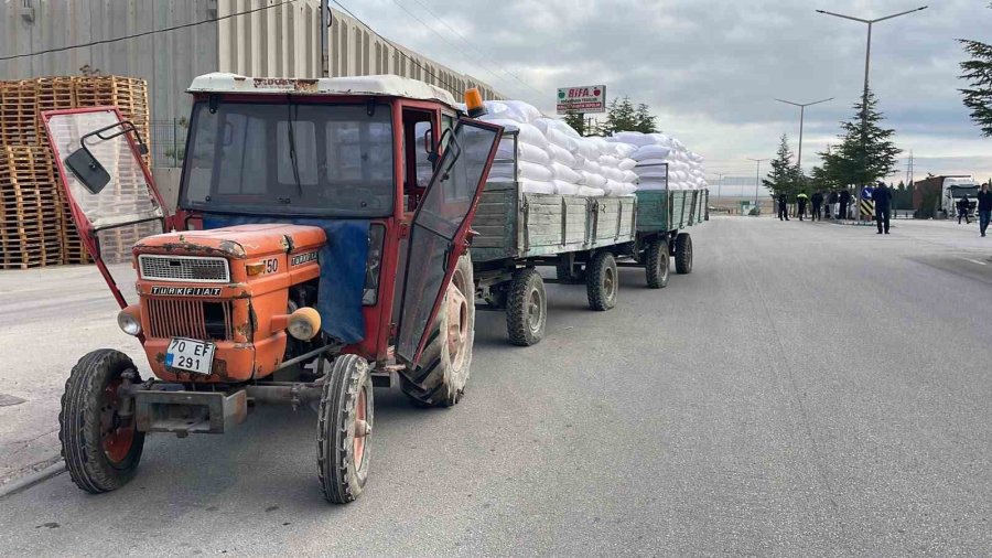 Karaman’da Panelvan Traktör Römorkuna Arkadan Çarptı: 1 Yaralı