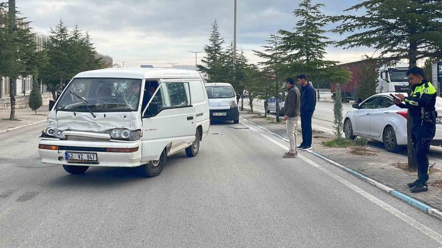 Karaman’da Panelvan Traktör Römorkuna Arkadan Çarptı: 1 Yaralı
