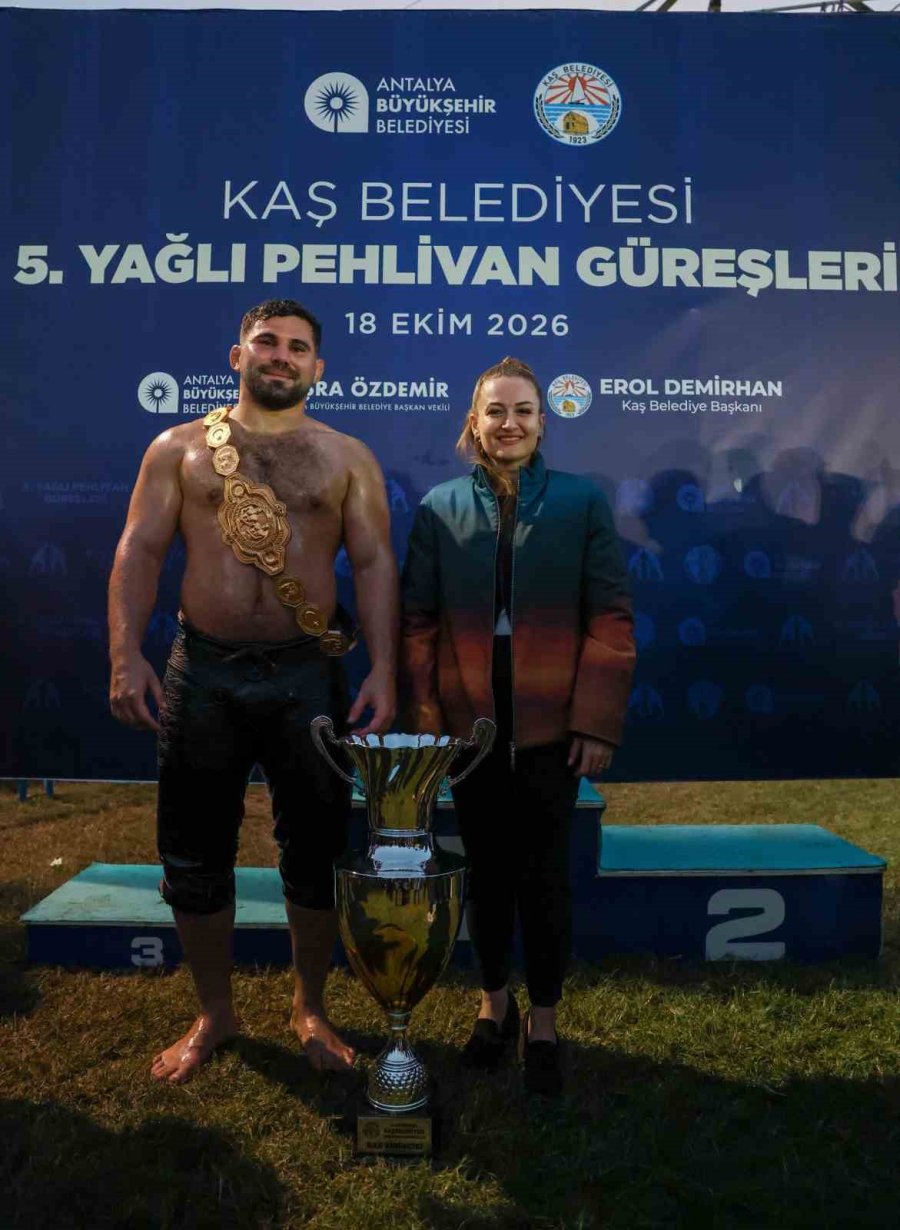 Kaş Yağlı Güreşleri’nin Kazananı Erkan Taş Oldu