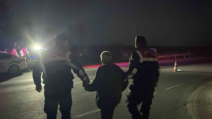 Karaman’da Kazanın Şokunu Yaşayan Yaşlı Sürücüyü Jandarma Teselli Etti