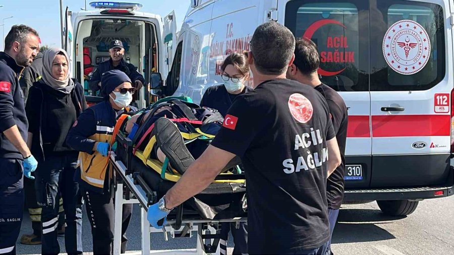 Kontrolden Çıkan Tofaş Refüje Çarptı: 4 Yaralı