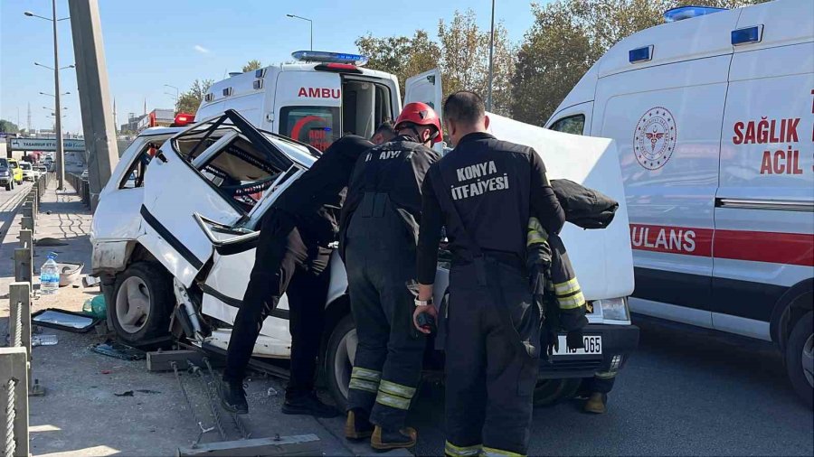 Kontrolden Çıkan Tofaş Refüje Çarptı: 4 Yaralı