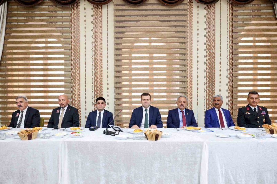 Vali Akmeşe Muhtarlarla Buluştu