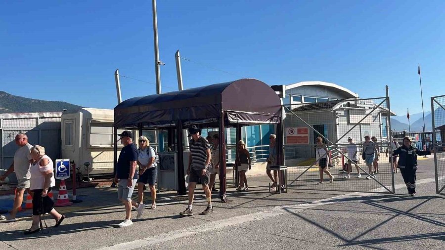 Alanya’ya İngiliz Ve Abd’li Turist Akını