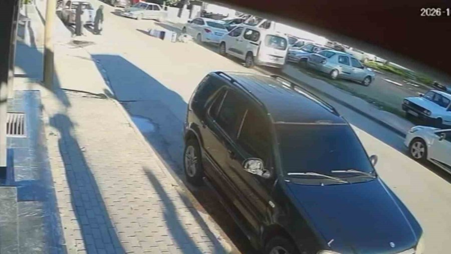 Devrilen Motokurye Metrelerce Sürüklenip Otomobile Çarptı: O Anlar Kamerada