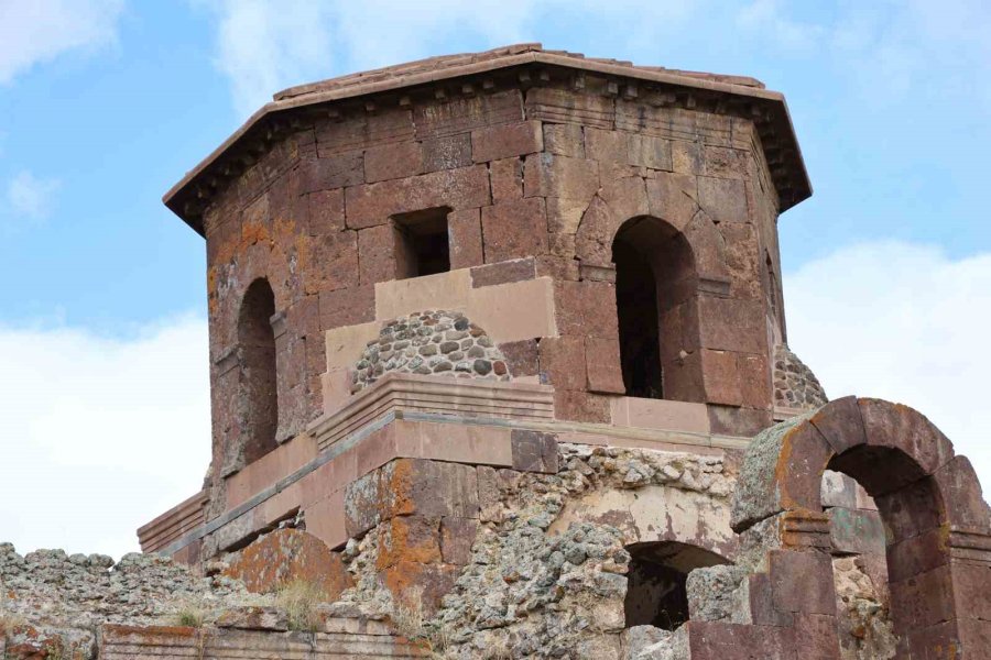 Taşları Kızıl, Adı Kızıl Olan Kilise Bin 500 Yıldır Ayakta