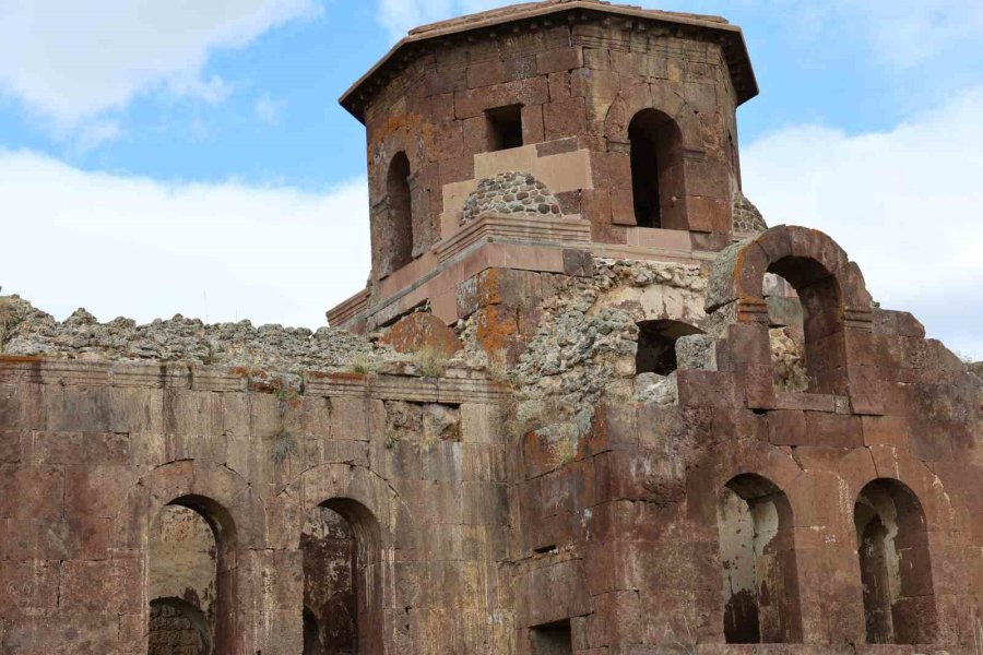 Taşları Kızıl, Adı Kızıl Olan Kilise Bin 500 Yıldır Ayakta