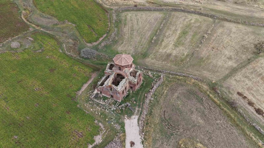 Taşları Kızıl, Adı Kızıl Olan Kilise Bin 500 Yıldır Ayakta