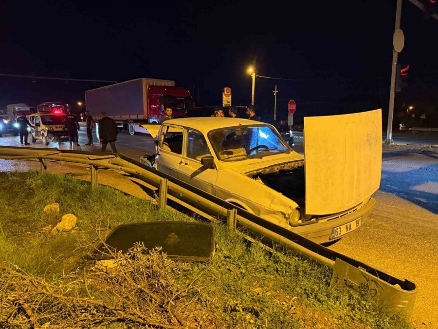 Serik’te Otomobil İle Kamyon Çarpıştı: 3 Yaralı