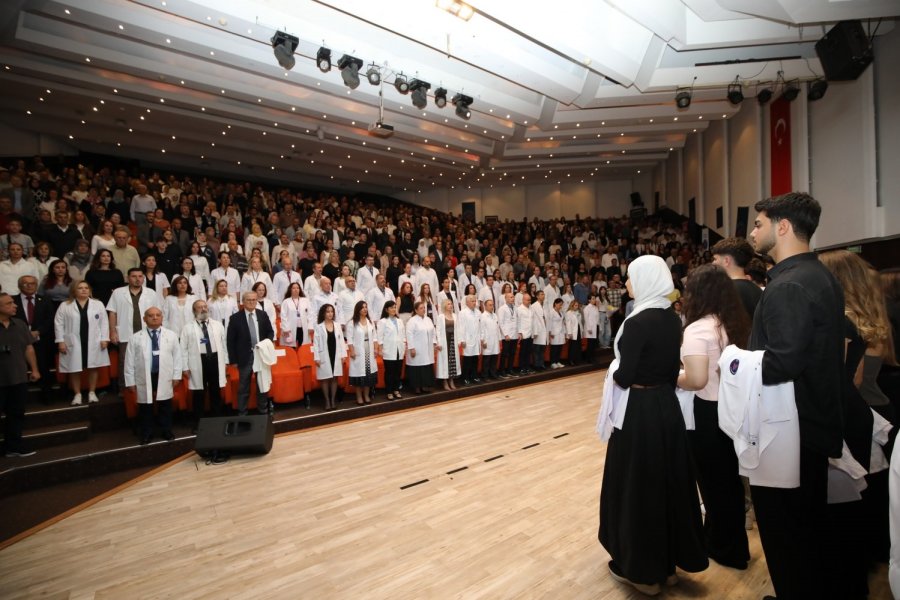 Aü’de 330 Hekim Adayı Beyaz Önlüklerini Törenle Giydi