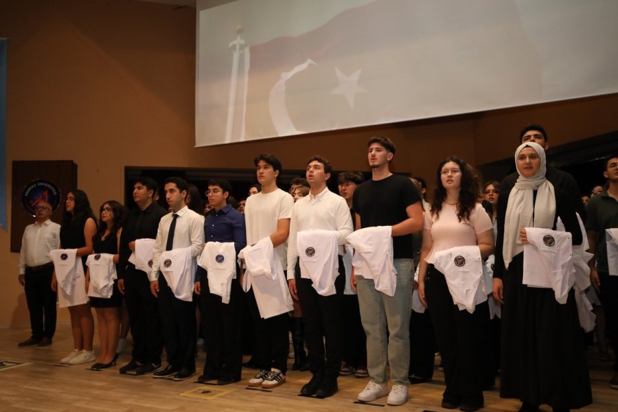 Aü’de 330 Hekim Adayı Beyaz Önlüklerini Törenle Giydi