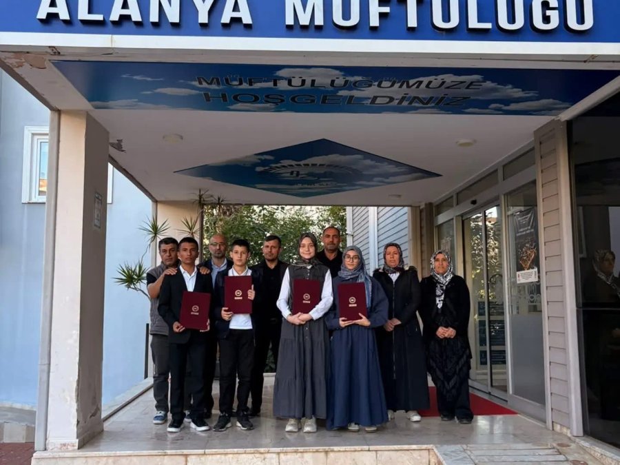 Alanya’da Hafızlık Eğitimini Tamamlayan Öğrenciler Belgelerine Kavuştu