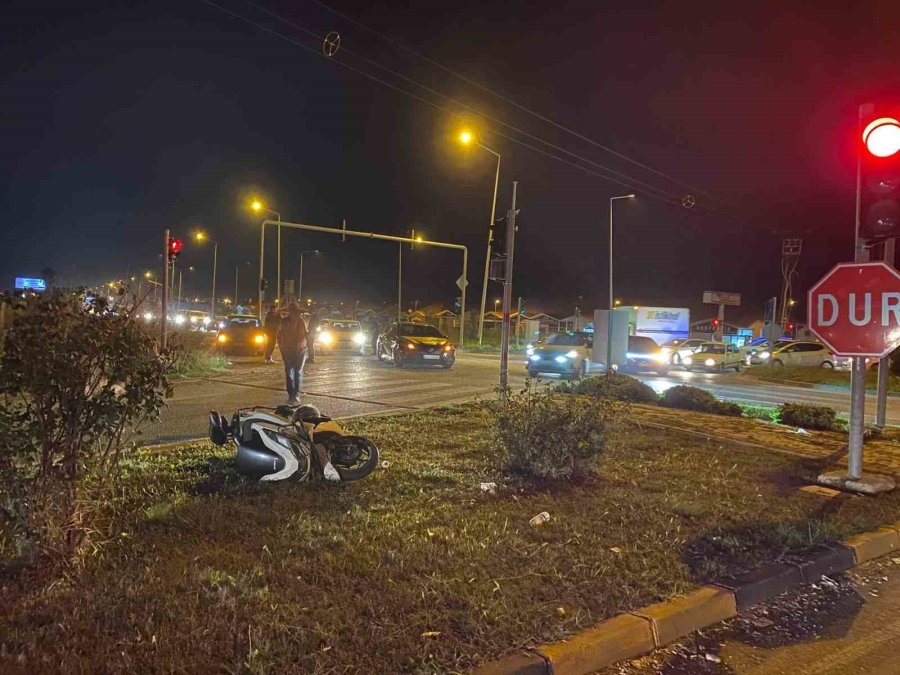 Manavgat’ta Otomobil İle Motosiklet Çarpıştı: 2 Yaralı