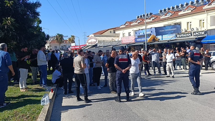 Manavgat’ta Esnaf Marka Avukatlarını Protesto İçin Yol Kapattı