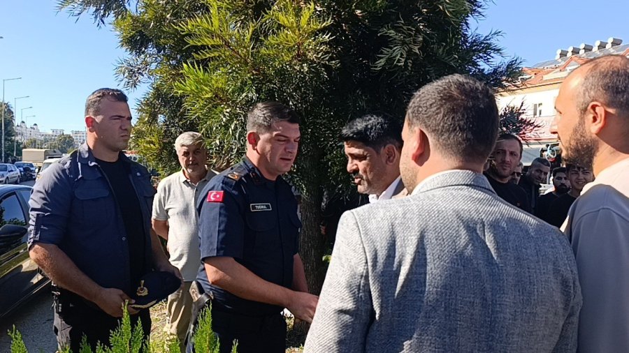 Manavgat’ta Esnaf Marka Avukatlarını Protesto İçin Yol Kapattı