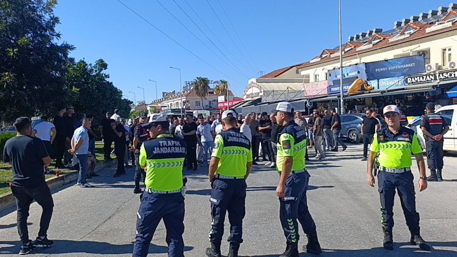 Manavgat’ta Esnaf Marka Avukatlarını Protesto İçin Yol Kapattı