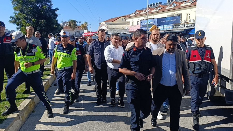 Manavgat’ta Esnaf Marka Avukatlarını Protesto İçin Yol Kapattı