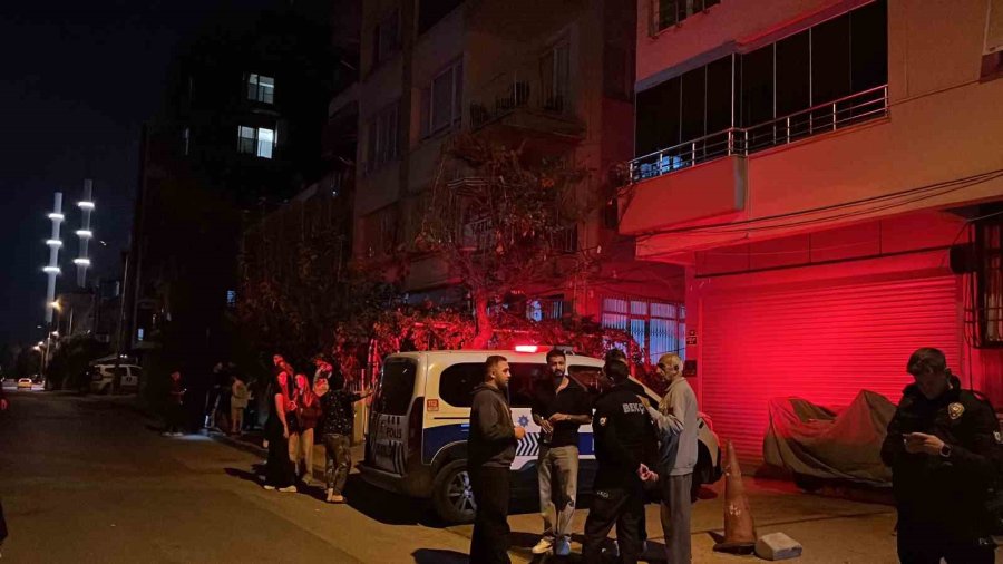 Mersin’de 3 Katlı Binanın Zemini Çökmesi: 40 Kişi Tahliye Edildi
