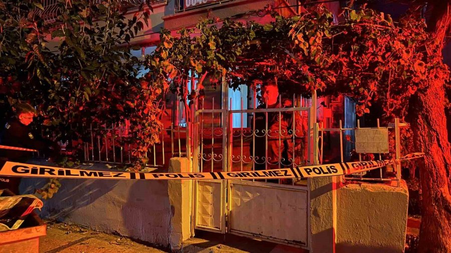 Mersin’de 3 Katlı Binanın Zemini Çökmesi: 40 Kişi Tahliye Edildi