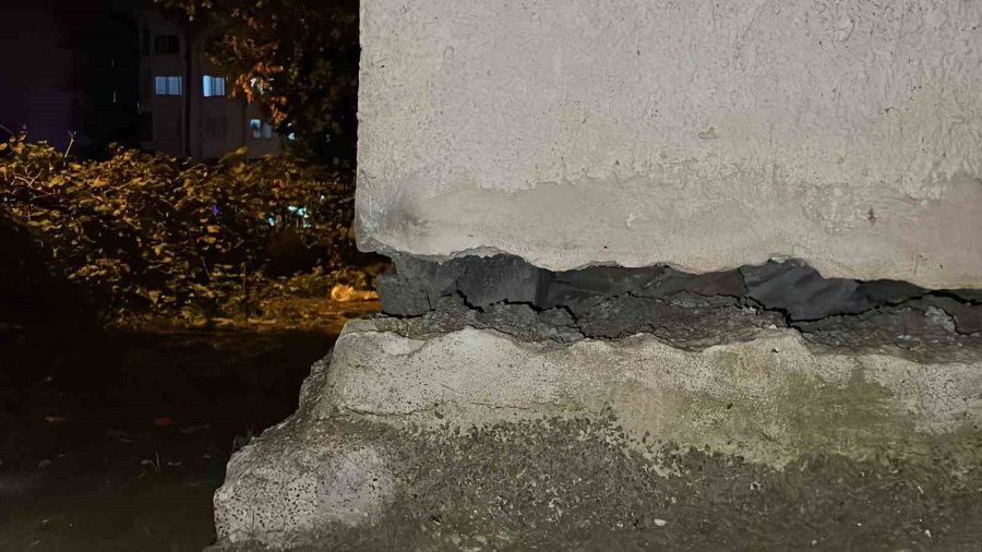 Mersin’de 3 Katlı Binanın Zemini Çökmesi: 40 Kişi Tahliye Edildi