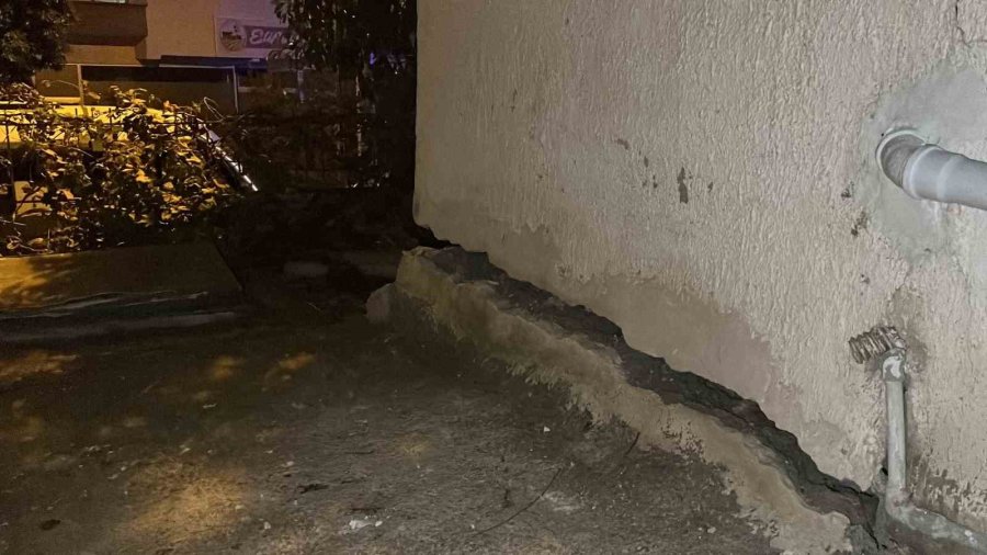 Mersin’de 3 Katlı Binanın Zemini Çökmesi: 40 Kişi Tahliye Edildi