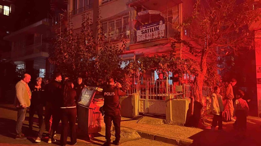 Mersin’de 3 Katlı Binanın Zemini Çökmesi: 40 Kişi Tahliye Edildi