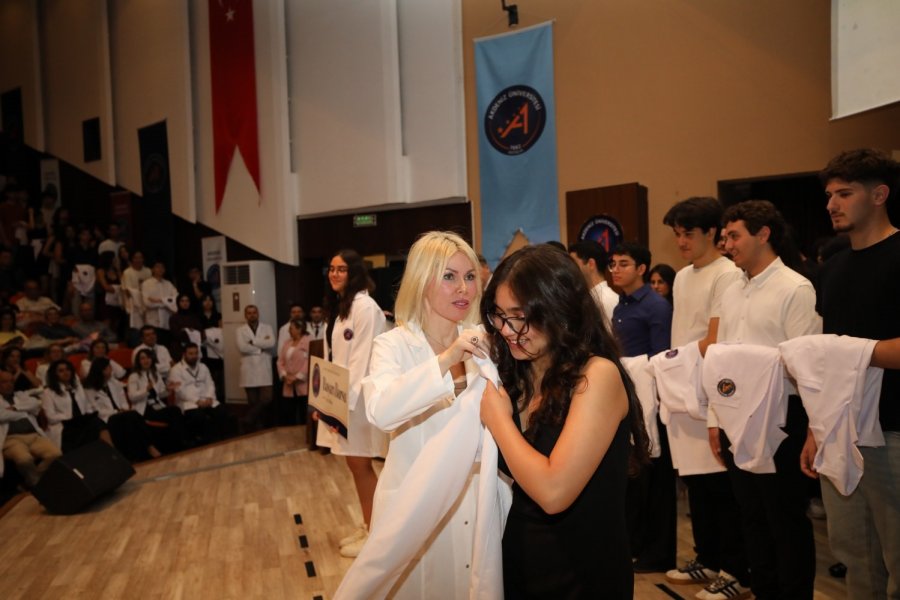 Aü’de 330 Hekim Adayı Beyaz Önlüklerini Törenle Giydi