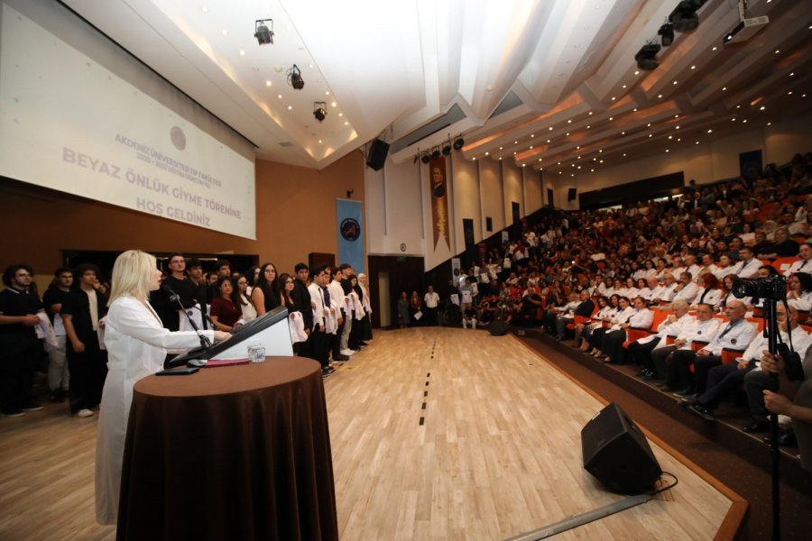 Aü’de 330 Hekim Adayı Beyaz Önlüklerini Törenle Giydi