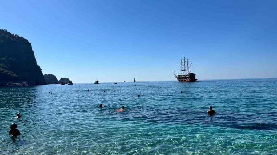 Alanya’da Yazdan Kalma Gün: Ekim Ayı Sonunda Deniz Keyfi Yaşanıyor