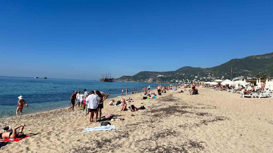 Alanya’da Yazdan Kalma Gün: Ekim Ayı Sonunda Deniz Keyfi Yaşanıyor