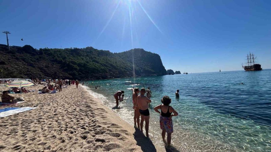 Alanya’da Yazdan Kalma Gün: Ekim Ayı Sonunda Deniz Keyfi Yaşanıyor
