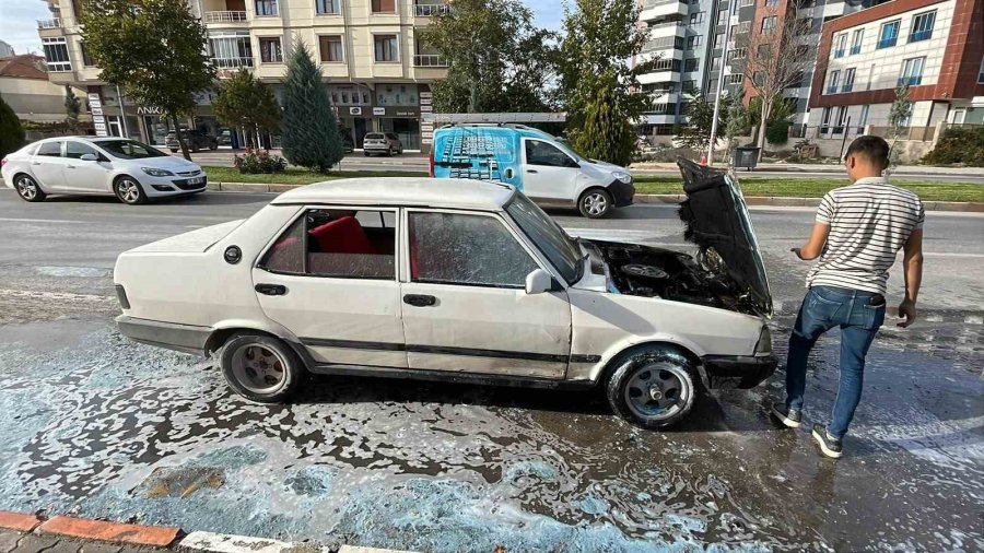 Karaman’da Seyir Halindeki Otomobil Alev Aldı