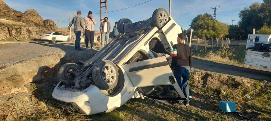 Şarampole Takla Atan Hafif Ticari Araçtan Yara Almadan Çıktılar