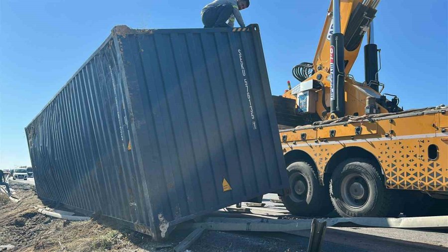 Mersin’de Tır Bariyerlere Çarptı, Konteyner Devrildi